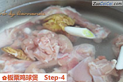 板栗鸡球煲做法第四步骤