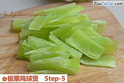 板栗鸡球煲做法第五步骤