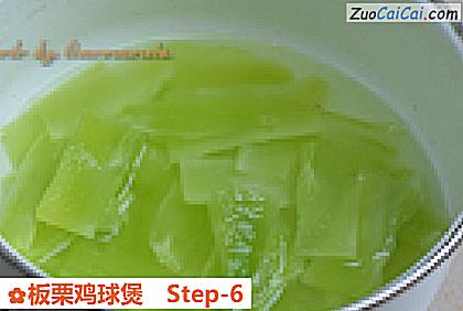 板栗鸡球煲做法第六步骤