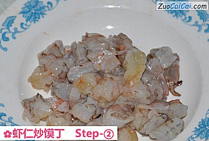 虾仁炒馍丁做法第二步骤
