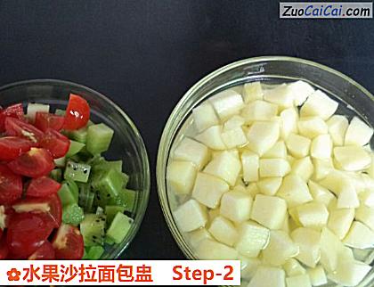 水果沙拉面包盅做法第二步骤