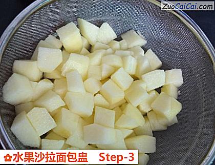 水果沙拉面包盅做法第三步骤