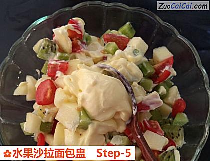 水果沙拉面包盅做法第五步骤