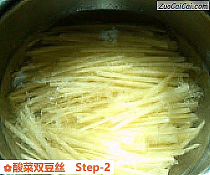 酸菜双豆丝做法第二步骤
