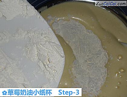 草莓奶油小纸杯做法第三步骤