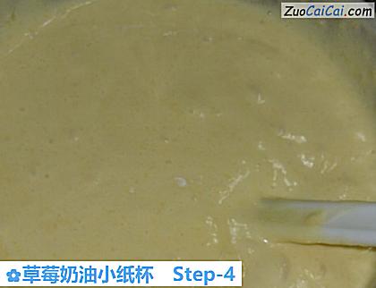 草莓奶油小纸杯做法第四步骤