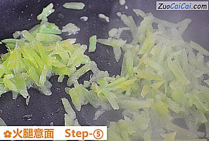 火腿意面做法第五步骤