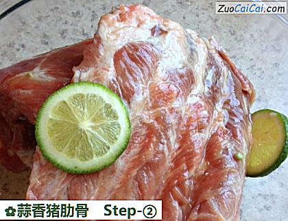 蒜香猪肋骨做法第二步骤