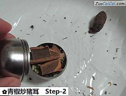 青椒炒猪耳做法第二步骤