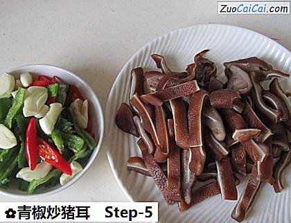青椒炒猪耳做法第五步骤