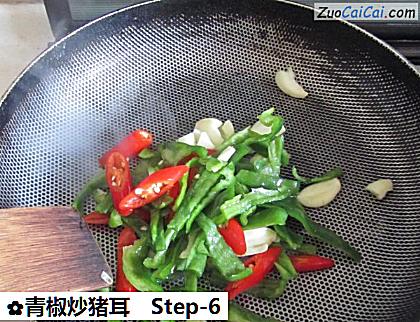 青椒炒猪耳做法第六步骤