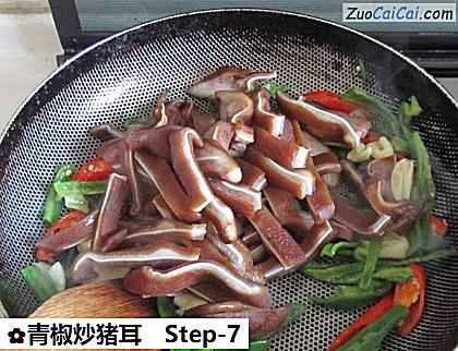 青椒炒猪耳做法第七步骤