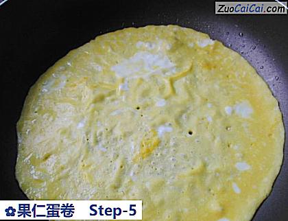 果仁蛋卷做法第五步骤