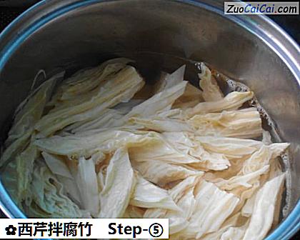 西芹拌腐竹做法第五步骤