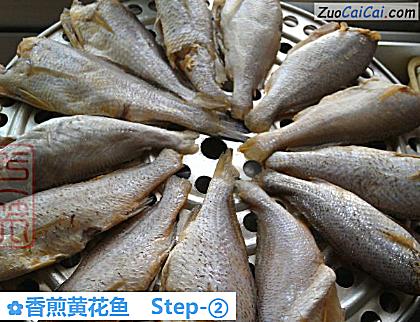 香煎黄花鱼做法第二步骤
