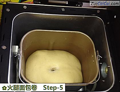 火腿面包卷做法第五步骤