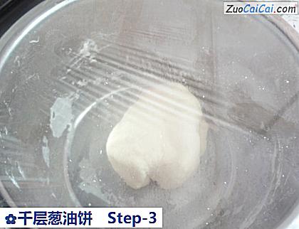 千层葱油饼做法第三步骤