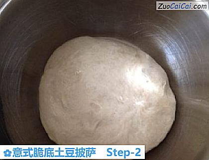 意式脆底土豆披萨做法第二步骤