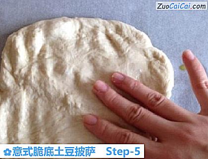 意式脆底土豆披萨做法第五步骤