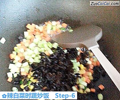辣白菜时蔬炒饭做法第六步骤