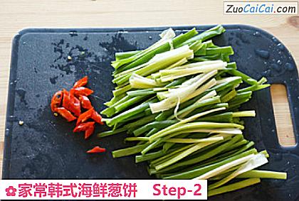 家常韩式海鲜葱饼做法第二步骤