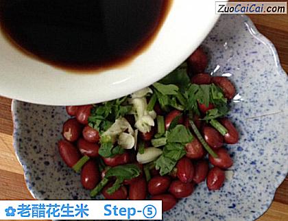 老醋花生米做法第五步骤