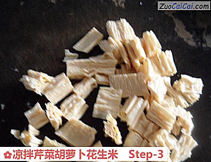 凉拌芹菜胡萝卜花生米做法第三步骤