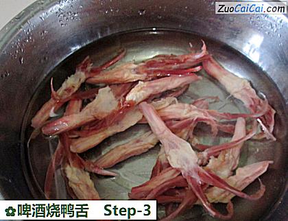 啤酒烧鸭舌做法第三步骤