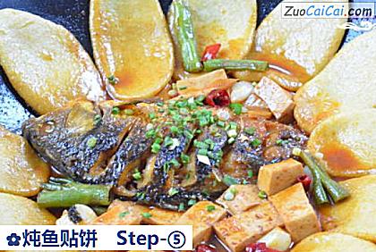 炖鱼贴饼做法第五步骤