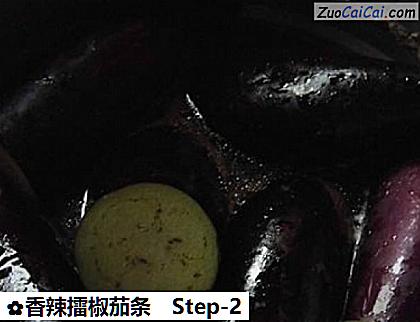 香辣擂椒茄条做法第二步骤