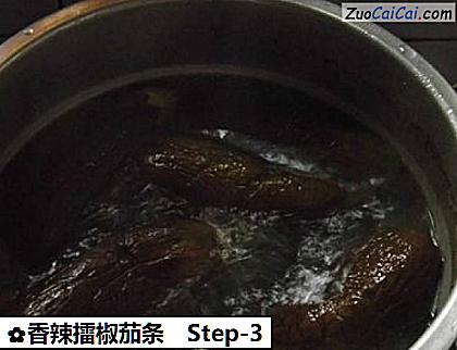 香辣擂椒茄条做法第三步骤