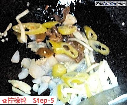 柠檬鸭做法第五步骤