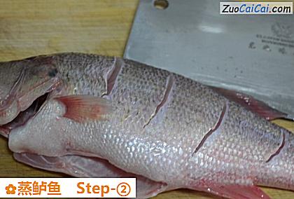 蒸鲈鱼做法第二步骤
