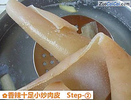 香辣十足小炒肉皮做法第二步骤