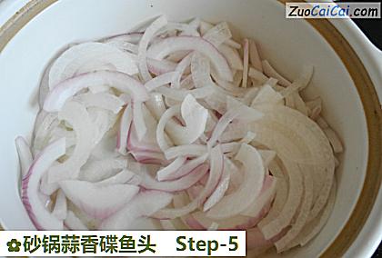 砂锅蒜香碟鱼头做法第五步骤