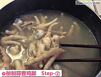 秘制蒜香鸡脚做法第二步骤
