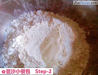 豆沙小餐包做法第二步骤