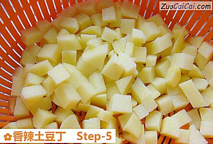 香辣土豆丁做法第五步骤