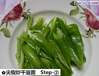 尖椒炒干豆腐做法第二步骤