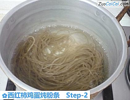 西红柿鸡蛋炖粉条做法第二步骤