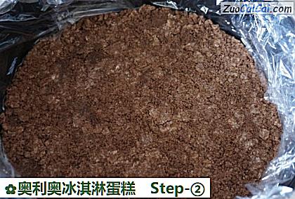奥利奥冰淇淋蛋糕做法第二步骤