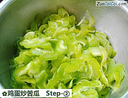 鸡蛋炒苦瓜做法第二步骤