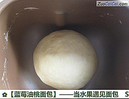 蓝莓油桃面包做法第三步骤