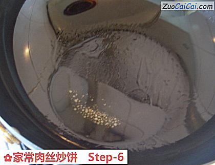 家常肉丝炒饼做法第六步骤