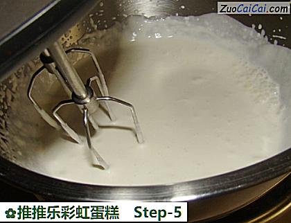 推推乐彩虹蛋糕做法第五步骤