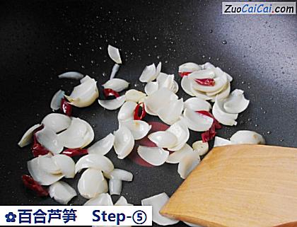 百合芦笋做法第五步骤