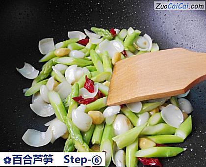 百合芦笋做法第六步骤
