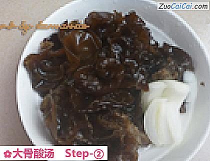 大骨酸汤做法第二步骤