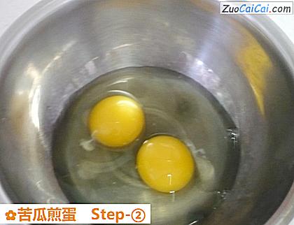 苦瓜煎蛋做法第二步骤