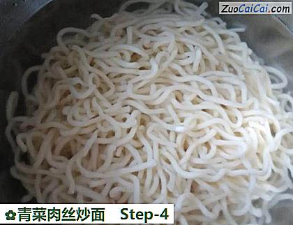 青菜肉丝炒面做法第四步骤